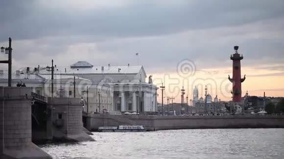 圣彼得堡的河桥和秋天的白庙视频的预览图