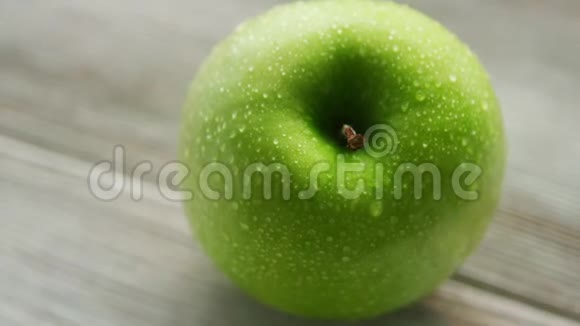 带水滴的绿色成熟苹果视频的预览图