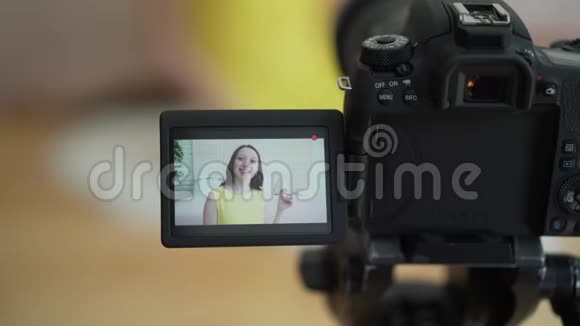 穿着黄色衣服的女人在镜头前说话做视频博客视频的预览图