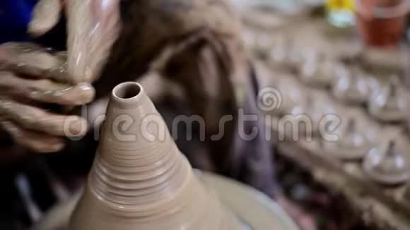 4陶工制作陶轮陶罐视频的预览图