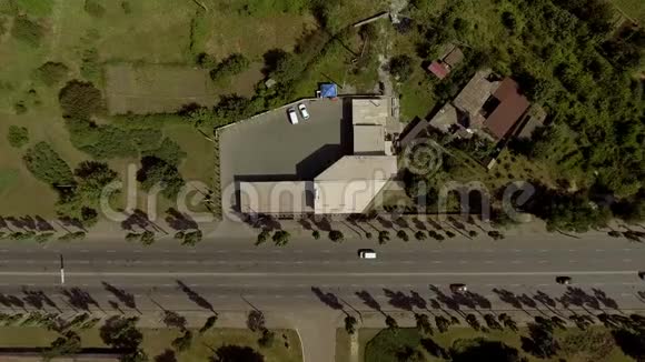 乌克兰工业区屋顶和道路的4K抽象无人机镜头视频的预览图