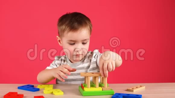 可爱的幼儿男孩在家里玩发展游戏幼儿学前活动幼儿发展视频的预览图