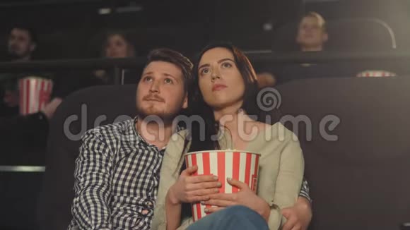 那个家伙在电影院拥抱了他的女朋友他们一起看电影视频的预览图