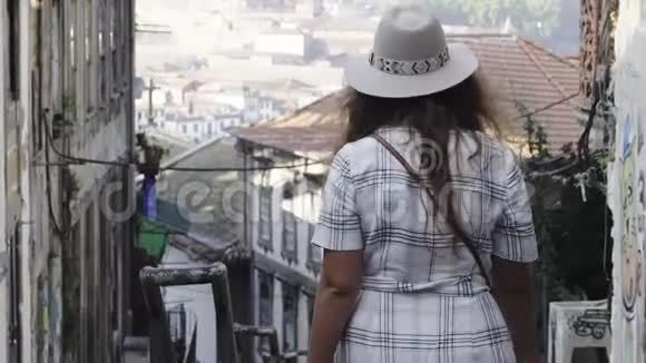 戴帽子带杯子的女士走在街上视频的预览图