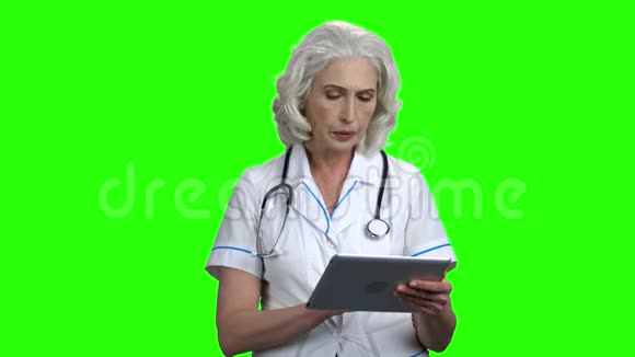 绿屏上自信成熟的女医生视频的预览图