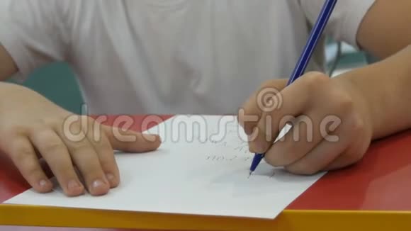 少年男孩学会用左手写字视频的预览图