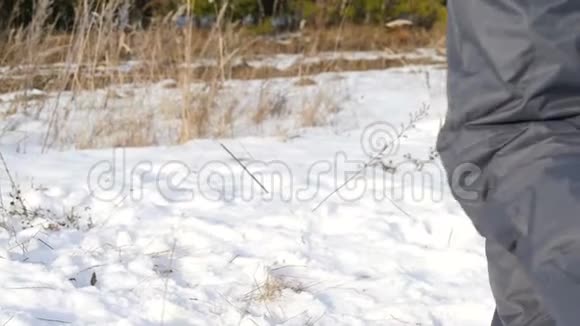 女孩的腿和脚在雪地里缓慢地奔跑视频的预览图