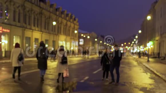 恋爱中的年轻夫妇走在傍晚的市区街上视频的预览图