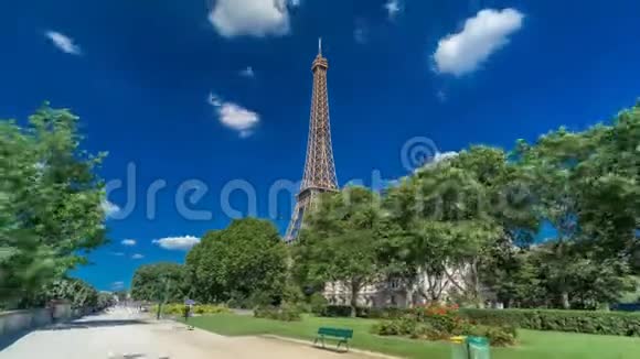 埃菲尔铁塔来自巴黎锡尼河沿岸时间推移法国视频的预览图