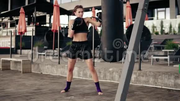 在户外运动的女拳击手漂亮的运动女人戴着手套在外面打了个包自卫概念视频的预览图