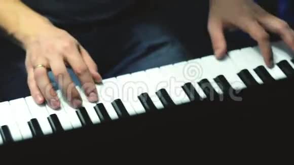 弹钢琴上景视频的预览图