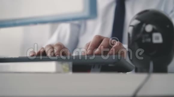 一只男性手在电脑键盘上打字的特写镜头4K视频的预览图