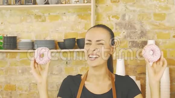 Coffeeshop工人和甜甜圈玩得很开心慢动作视频的预览图