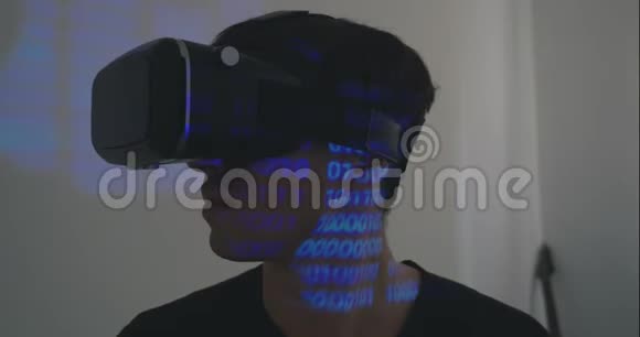 带有二进制码反射的虚拟现实褶边或虚拟现实眼镜男程序员视频的预览图