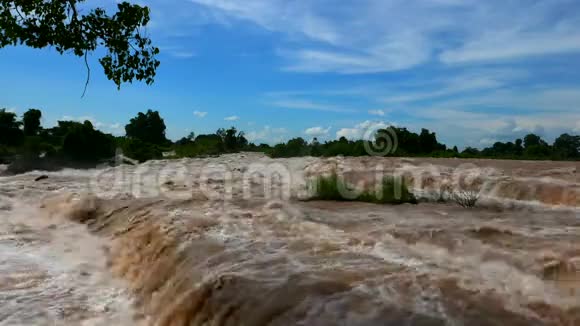 东南亚最大的瀑布位于老挝南部一个叫4000岛的阿里亚里视频的预览图