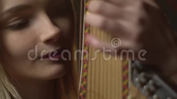 年轻的乌克兰妇女演奏传统的班杜拉乐器重新定位视频的预览图