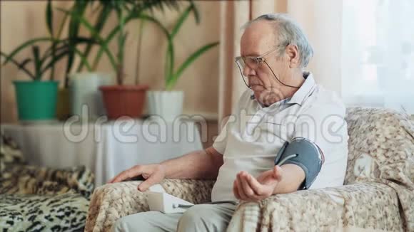 一位老人在家测量血压视频的预览图