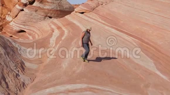 旅游妇女从山顶上跌落在彩色石头红岩上视频的预览图