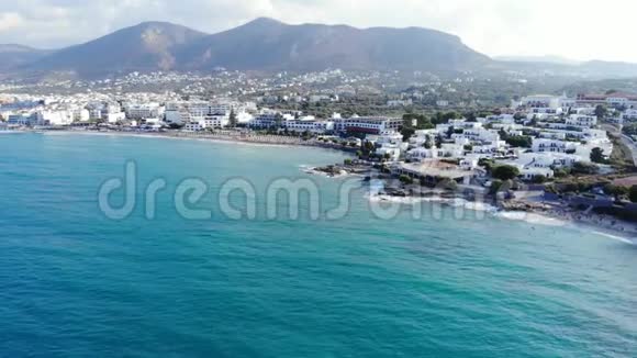 空中飞越海洋克里特岛和沿海城市全景视频的预览图