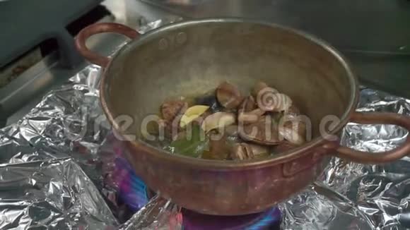 铜锅里有大蒜的蛤蜊视频的预览图