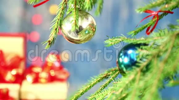 圣诞节礼物的重点和模糊的蓝色背景视频的预览图