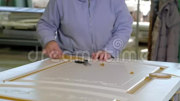 女人胶水胶带制作木门视频的预览图