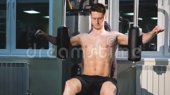 一个男人的特写表演体育锻炼男人手的力量锻炼健身房视频的预览图