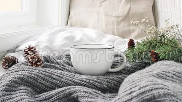 舒适的圣诞早晨早餐在床上场景蒸杯热咖啡茶站在窗边松果和松果视频的预览图