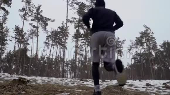 年轻人早上在雪地越野上跑步视频的预览图