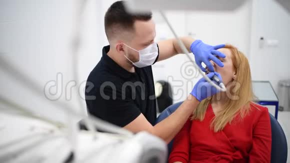 牙科病人在手术期间进行口腔卫生牙科治疗视频的预览图