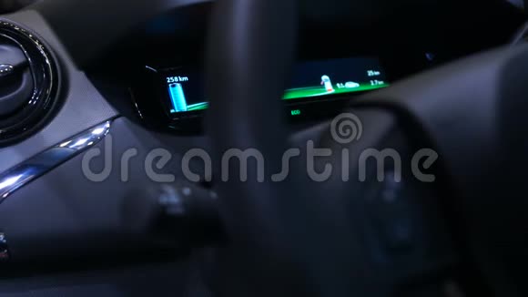 电动汽车仪表盘的特写显示电池充电插电站视频的预览图