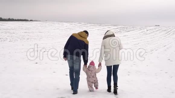 爸爸妈妈被教导在雪地里走我的女儿冬季家庭步行视频的预览图