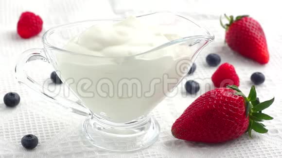 蓝莓覆盆子和草莓的美味酸奶视频的预览图