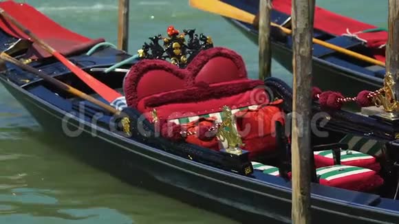 浪漫的座位装饰着贡多拉在水中摇曳新婚之旅视频的预览图