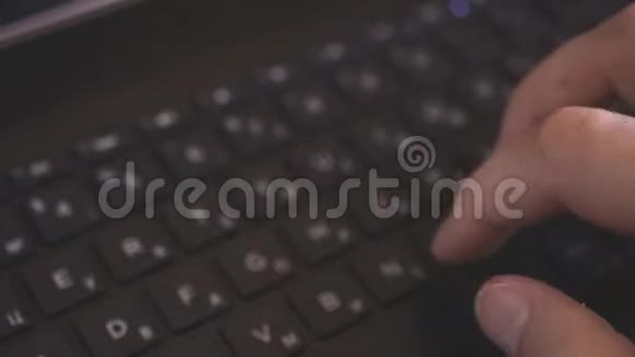 关闭键盘手提电脑一只手打字视频的预览图