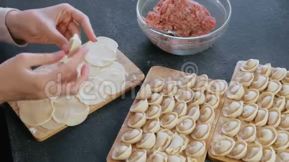 女人用肉馅包饺子特写的手上景视频的预览图