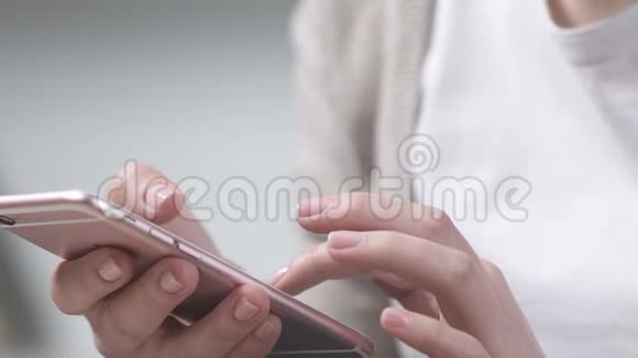 使用智能手机应用程序的女性在线购物预订机票视频的预览图