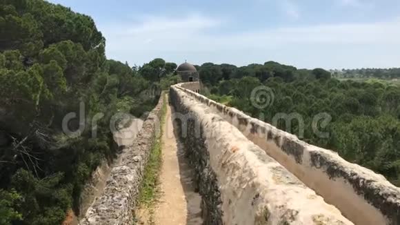 靠近托马尔镇的渡槽通向葡萄牙基督山城视频的预览图