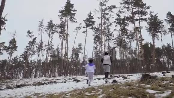 年轻男女沿着滑山奔跑视频的预览图
