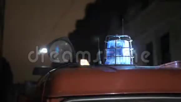 消防车顶部的红蓝闪烁的灯光视频的预览图