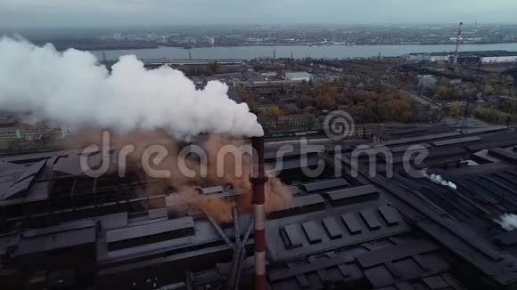 白色和橙色有毒烟雾的工业区视频的预览图
