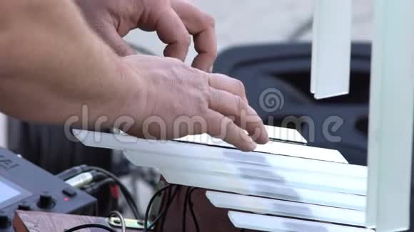 在波特的工作坊中音乐家用手演奏玻璃乐器视频的预览图