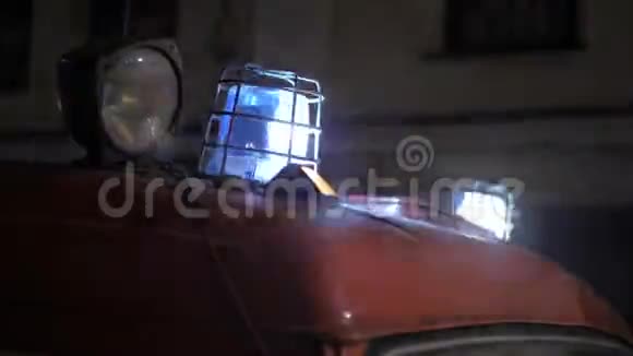 消防车顶部的红蓝闪烁的灯光视频的预览图