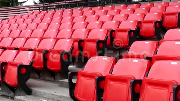 体育场的红色空座位视频的预览图