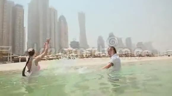 男孩和女孩在海里玩耍和游泳1视频的预览图