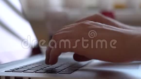 一个人用黑键在笔记本电脑键盘上工作和打字视频的预览图