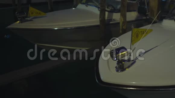 白船出租车在水上摇摆威尼斯独特的交通工具夜间视频的预览图