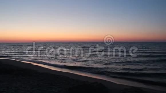 波罗的海的日落晚上在海滨打波浪视频的预览图