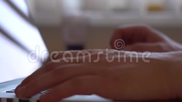 一个人用黑键在笔记本电脑键盘上工作和打字视频的预览图