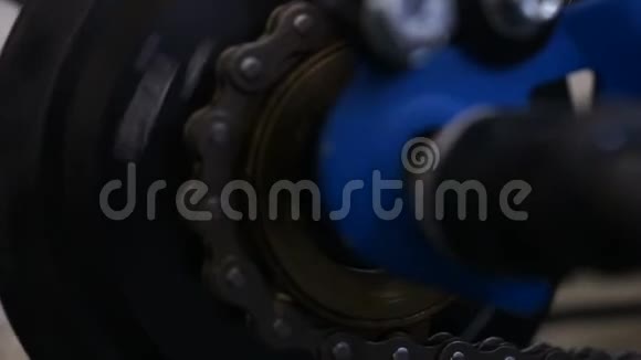 自行车链条和车轮转动特写后制动器检查修理厂视频的预览图